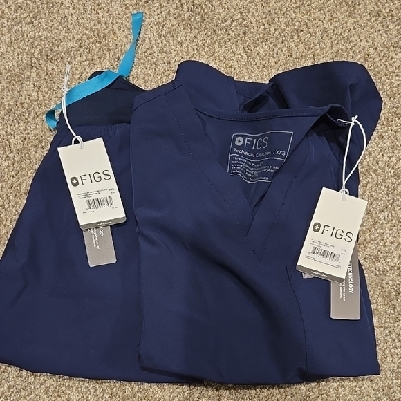 FIGS Navy Blue Scrub Set - Picture 1 of 4